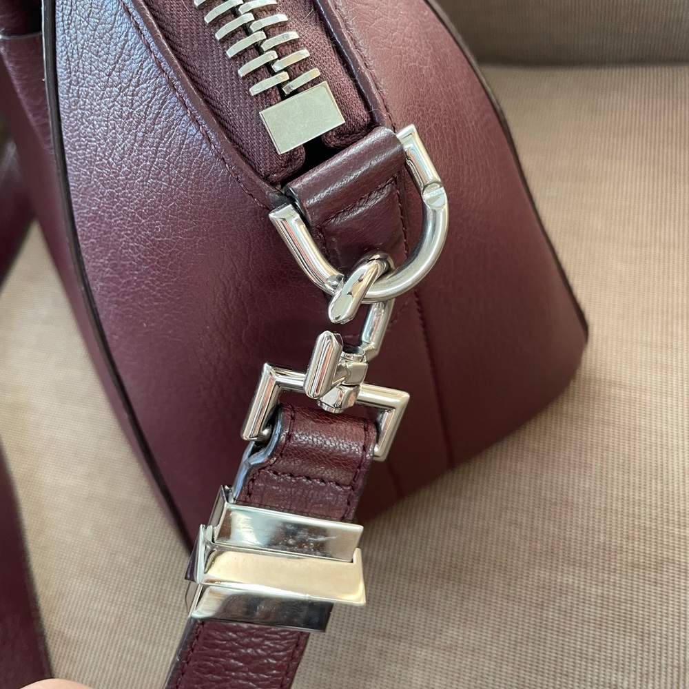 Authentic Givenchy Small Antigona bag in Aubergine - Picture 8 of 16